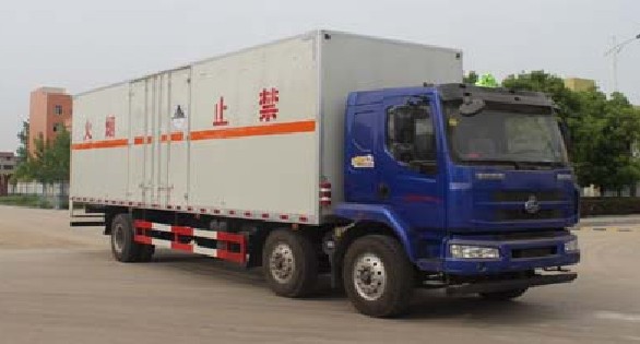 東風(fēng)柳汽小三軸雜項危險物品廂式運輸車