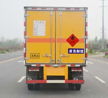 重汽王牌4.15米易燃液體廂式運輸車