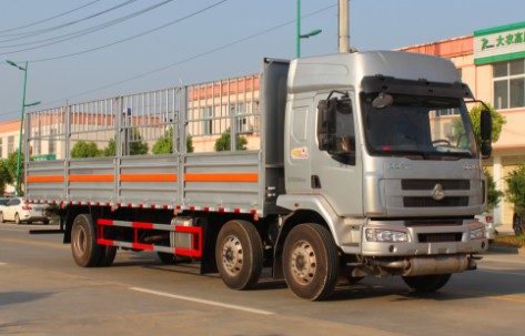 東風柳汽乘龍小三軸9.55米氣瓶運輸車
