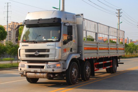 東風柳汽乘龍小三軸9.55米氣瓶運輸車