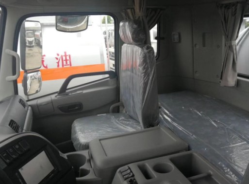 東風天龍前四后八油罐車內(nèi)飾圖片 東風天龍前四后八油罐車內(nèi)飾圖片