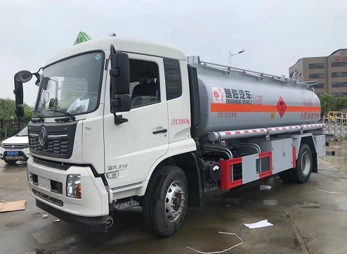 國(guó)六東風(fēng)天錦油罐車圖片