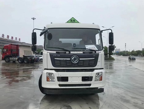 國(guó)六東風(fēng)天錦油罐車圖片