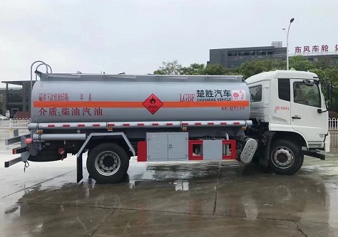 國(guó)六東風(fēng)天錦油罐車圖片