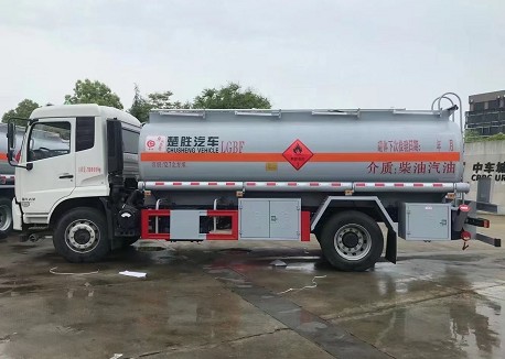 國(guó)六東風(fēng)天錦油罐車（碳鋼罐體）